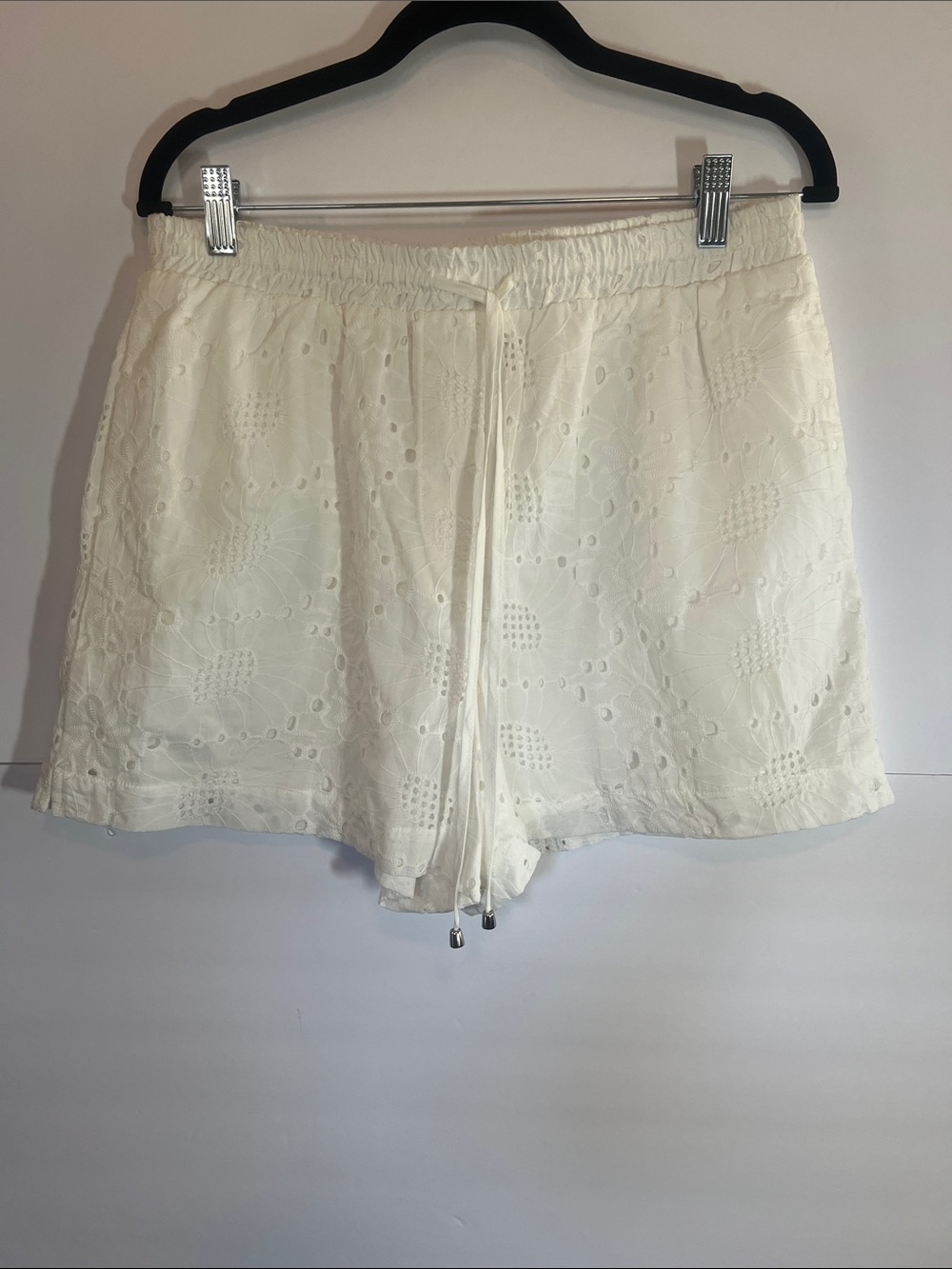 CeCe Women’s White, size Medium, Eyelet Drawstring Shorts, NWOT